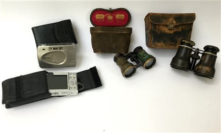 Lotto composto da due binocoli e duemacchine fotografiche compatte, in custodie