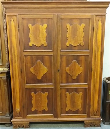 Armadio a due battenti riquadrati con piedi a mensola (cm 151x182x64)(difetti)