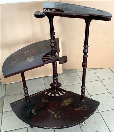 Tavolino a tre ripiani a guisa di ventagli laccati e dorati con decoro a ventag