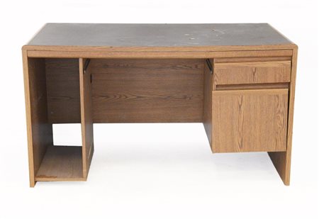 Scrivania con piano in finta pelle nera a due cassetti. (cm 135x75x75) (difetti