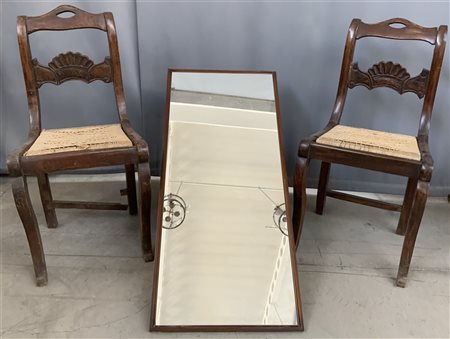 Lotto composto da due sedie antiche con sedute in paglia e uno specchio (difett