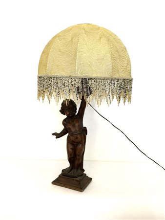 Lampada da tavolo ad una luce con fusto in legno scolpito a forma di putto, par