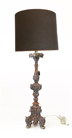 Portacero in legno scolpito e argentato a motivi vegetali e volute. Secolo XIX