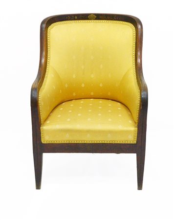 Bergère con piccoli intarsi in ottone rivestita in tessuto giallo, secolo XIX (