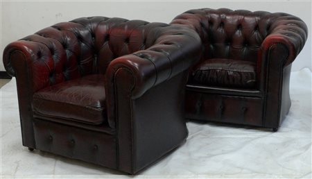 Coppia di poltrone in pelle capitonné con cuscino asportabile. Italia, anni '80