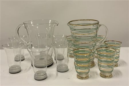 Manifatture diverse
Due servizi da bibita composti da caraffe e bicchieri in ve