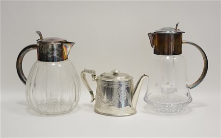 Lotto composto da due caraffe ed una caffettiera in vetro, argento e metallo ar