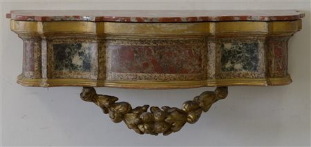 Consolina pensile in legno laccato a finto marmo con fregio scolpito e dorato,