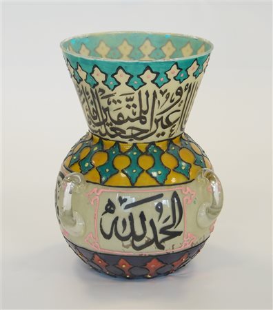 Vaso in vetro policromo e tre anse decorato con versetti del corano in calligra