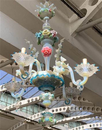 Manifattura di Murano, seconda metà secolo XIX. Lampadario a quattro fiamme in