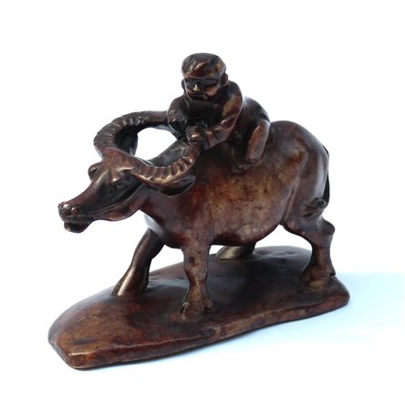 Scultura in pietra dura raffigurante fanciullo su bufalo. Cina, sec. XX (h cm 9
