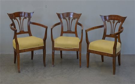 Gruppo di tre poltrone con schienale a giorno sagomato, braccioli curvi e gambe