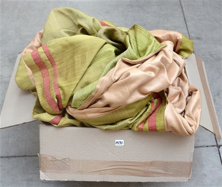 Cartone contenente due copriletti in tessuto verde (difetti)