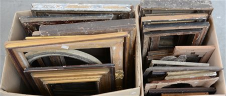 Lotto composto da due cartoni contenenti numerose cornici di dimensioni ed epoc