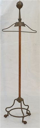 Servomuto in ottone e legno munito di rotelle. Prima metà secolo XX (h. cm 150)