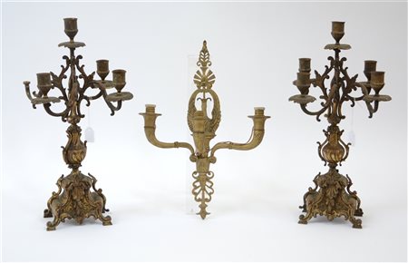 Lotto composto da due candelabri ed un'applique in bronzo (misure diverse) (dif