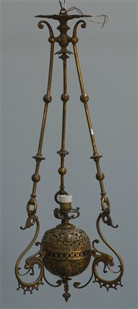 Lampadario in bronzo di forma di forma globulare decorato in rilievo e traforat