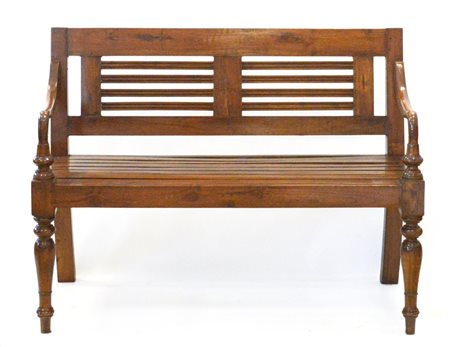 Panchina in legno con braccioli curvi, gambe anteriori tornite (difetti e manca