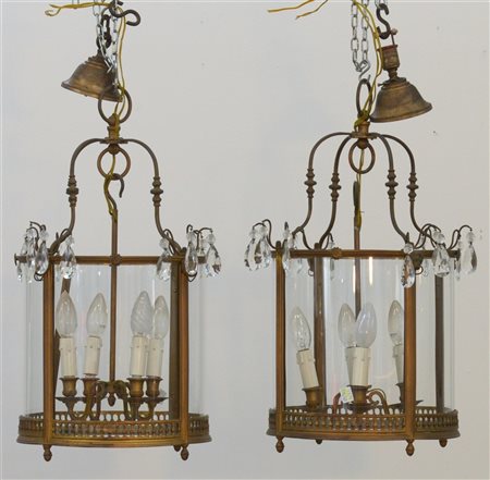 Coppia di lanterne a quattro bracci in bronzo dorato con pendenti in vetro. Sec