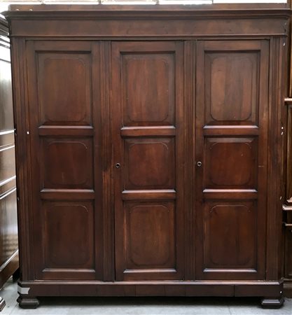 Armadio in noce a tre ante riquadrate e pannellate, montanti scanalati, Lombard