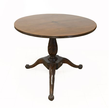 Tavolo tondo con piano lastronato, gamba centrale tornita e scanalata, tre pied