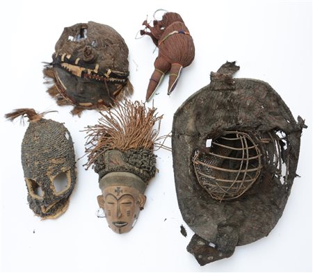 Lotto composto da cinque tra maschere e copricapi di diversa epoca e diverse re