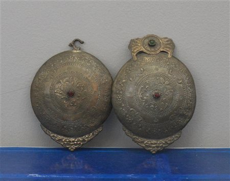 Manifattura orientale. Coppia di elementi decorativi in metallo lavorato con in