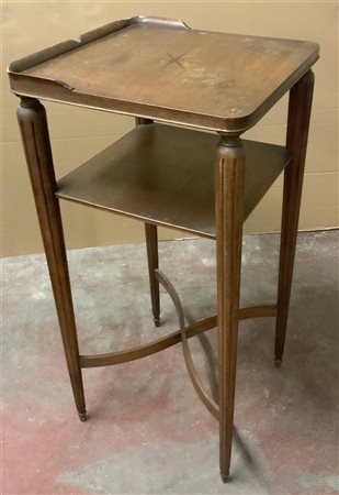 Piccolo etagere a due ripiani con piano superiore intarsiato al centro e gambe