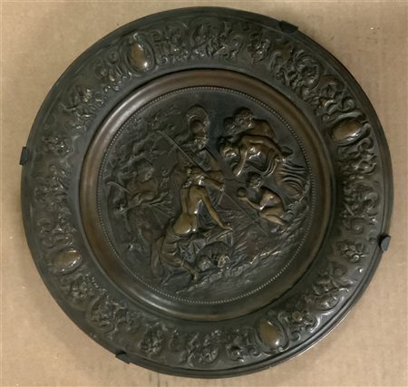 Piatto in bronzo sbalzato raffigurante scena storica (d cm 33)