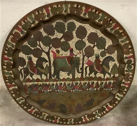 Grande piatto smaltato in policromia con figure in processione. Manifattura ori