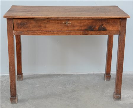 Tavolo scrittoio in noce con cassetto nella fascia, quattro gambe squadrate (cm