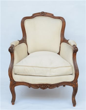 Poltrona in noce con cimasa intagliata a fiori, gambe e braccioli mossi. Veneto