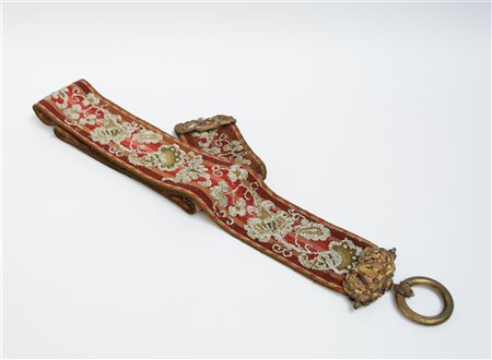 Tiro a campanelli con fregi in metallo sbalzato a lira e volute. Tessuto compos