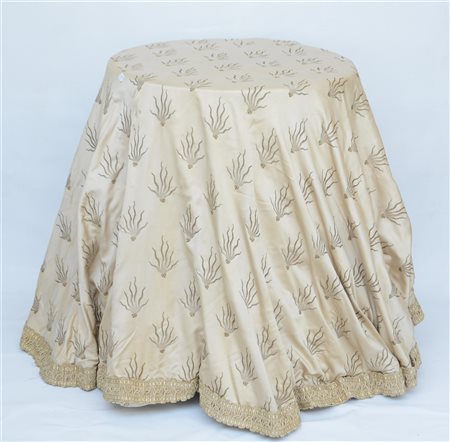 Table habillée in legno. Copertura in raso di seta bianca decorato in fili d'ar