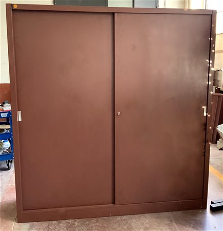 Armadio in metallo laccato rosso con due ante scorrevoli (cm 180x190x46) (difet
