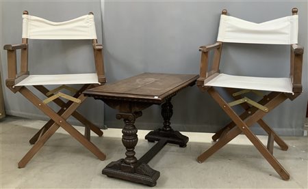 Lotto composto da un tavolino da salotto in stile rinascimentale e due poltronc