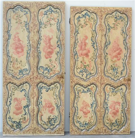 Coppia di porte quadripartite decorate a volute e a soggetti monocromi classici