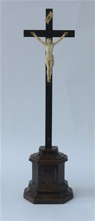 Arte del secolo XIX "Cristo crocifisso" scultura in avorio(h cm 16)su croce in