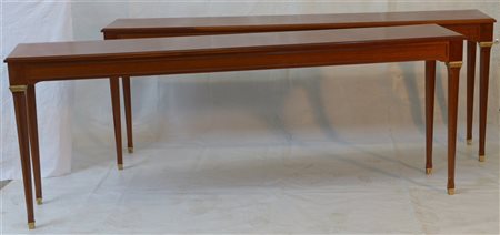 Coppia di consolles di forma rettangolare con gambe sfaccettate munite di scarp