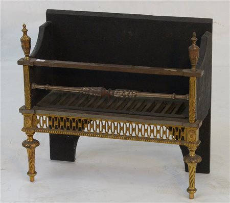 Porta legna in bronzo dorato con montanti sormontati da vasi, gambe tornite (cm