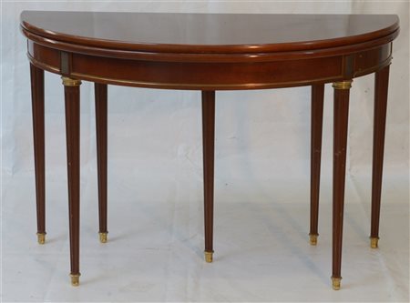 Tavolo con piano tondo in mogano con fasce, capitelli e scarpette in bronzo dorato (d cm 120 h cm 76) (difetti)