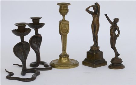 Lotto composto da una coppia di candelieri in metallo a forma di cobra, due scu