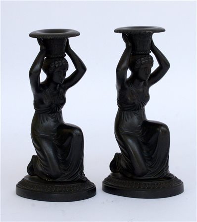 Coppia di candelieri in bronzo raffiguranti vestali inginocchiate con porta can