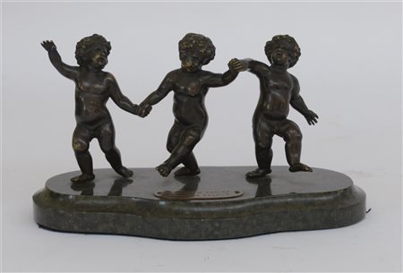 Gruppo in bronzo raffigurante tre amorini danzanti su base in marmo accompagnat