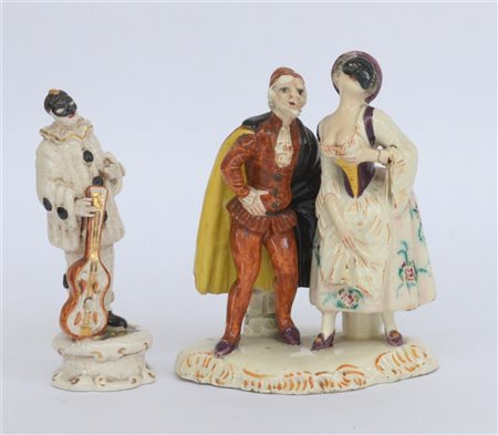 Lotto di due sculture in ceramica raffiguranti personaggi della Commedia dell'a