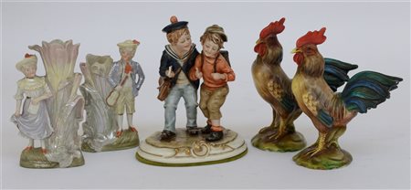 Lotto composto da una coppia di ceramiche raffiguranti galli, una coppia di vas