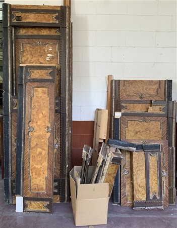 Parte di boiserie formata da pannelli laccati a chinoiserie con fregi a finto m