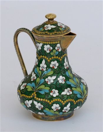 Lattiera con coperchio in argento dorato e smalti. Punzoni russi (h cm 14) (dif