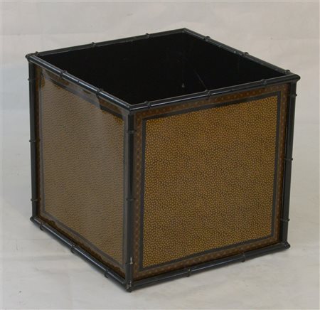 Contenitore in metallo laccato a motivi geometrici e floreali, profili a guisa