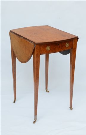 Tavolino ad alette lastronato in radica e filettato in legni vari, ad un casset